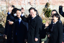 靑 대신 평산 찾은 이재명…문재인 민주주의 후퇴 안돼 당부