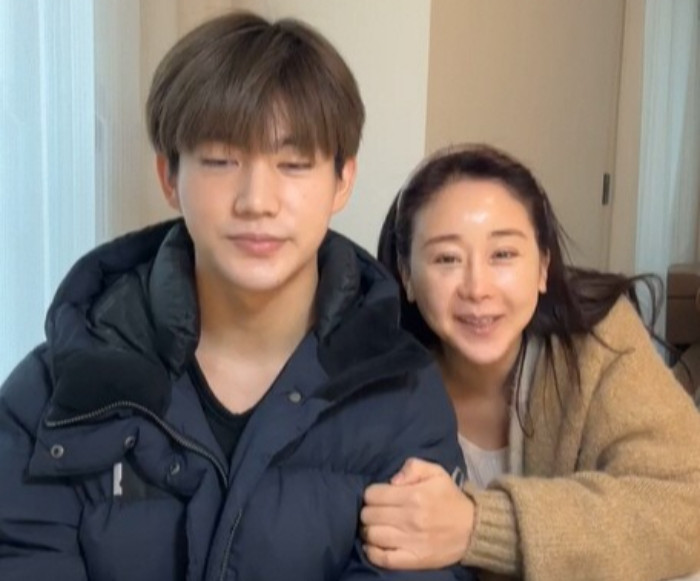 함소원-진화, 가정폭력 의혹 논란 확산 속 라이브 방송 중 딸의 입 막는 사건