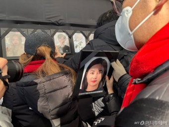 이태원참사 유가족, 시청 앞 기습 분향소 설치…
