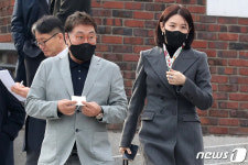 이영애, 70대 남편과 동반 포착…'재산 2조원' 정호영은 누구