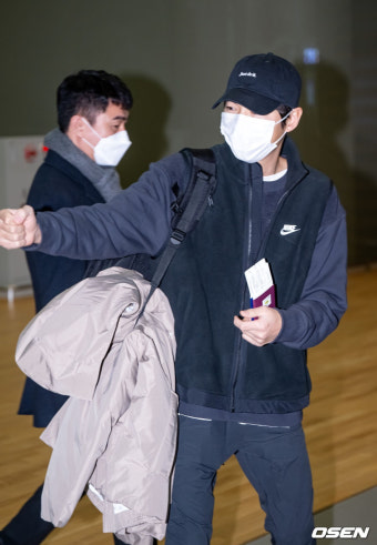 송중기, 아내 케이티와 동반 헝가리行…영화 '로기완' 촬영 참여