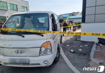 수십명 덮친 1t 트럭, 브레이크 대신 가속…3명 사망·17명 부상