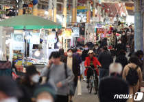 어제의 적이 오늘의 동지…시장 가세요 대형마트 팔 걷은 이유