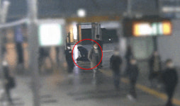 [영상] 출근길 쓰러진 시민 살리고 조용히 자리 떠난 안양역 영웅