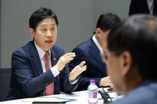 수출 현장 간 김주현 무역금융 확대…수출 전용 은행상품 추진