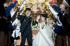 어머니 간병에 잊었던 그녀의 결혼식…군대가 웨딩드레스 입혀줬다