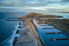 어선 떠난 자리 바람으로 활기…풍력기업과 지역사회의 윈윈