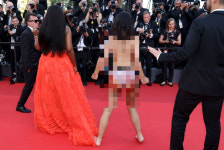 우크라 국기색 드레스 여성, 칸 레드카펫서 피범벅…무슨 일