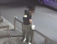 식당 테라스서 쉬…건장한 노상방뇨男, 무서워 항의도 못해