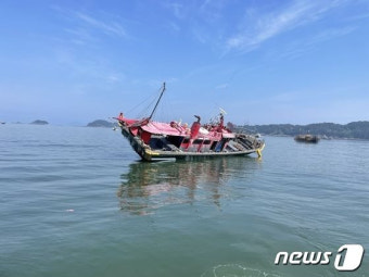 군산 앞바다 낚시어선 좌초…21명 전원 '무사 구조'