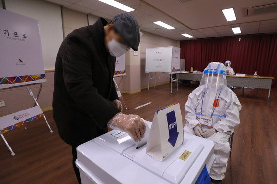 선거관리위원회 계엄군 충돌 사태, 강제로 휴대전화 압수되며 대규모 병력 동원 함축된 긴장분위기