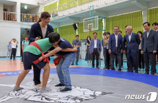 씨름대회 나가봤다 장미란 차관 깜짝 과거…학생들 만나 격려