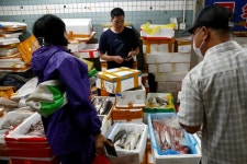 오염수 바다로 흘러들자…中 일본산 수산물 수입 전면중단