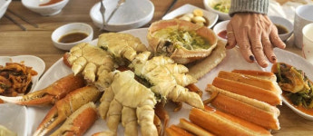 치매母 대게 살 발라주던 딸…지켜보던 男손님, 음식값 대신 낸 사연
