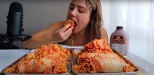 이게 김치말이 국수? 면에 김치 돌돌…오역이 부른 웃픈 해외 먹방
