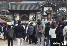 내 건물 앞에 생긴 한옥마을…법원 보호구역, 재산침해 아냐