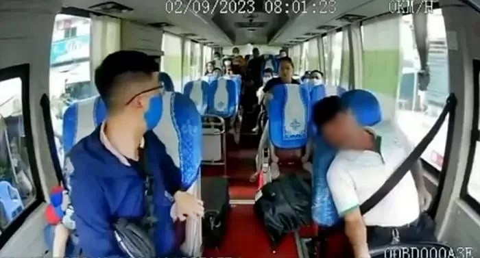용기와 헌신으로 목숨을 구한 중국 버스기사, 심장을 울리는 헌신적 행동으로 화제!