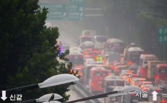 중학생 수련회 버스, 빗길에 미끌 8.5t 트럭과 추돌…21명 부상