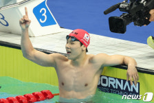 첫 출전 지유찬, 자유형 50m 깜짝 '金메달'…AG 기록도 깼다