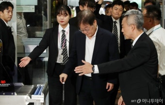 [사진]고개 숙인 이재명 대표
