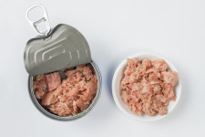 돈에 환장한 인간 됐다…초5 조카 캔 참치 먹였다 얼굴 붉힌 사연