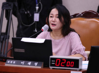 천공 말 들었나 괴담 유포 그만…중기부 국감, R&D 삭감 공방