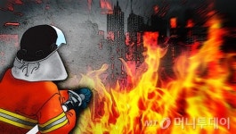 도로 달리던 아우디 전기차 불…소화기로 끄려 했지만 전소