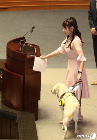 '고성 대신 기립박수' 시각장애인 김예지, 與 최고위원에 [프로필]