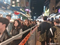 [르포] 경찰이 왜이리 많아?…핼러윈 홍대, 공무원 총출동