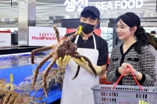 롯데마트, 반값 킹크랩·삼겹살에 와인·위스키까지 할인판매