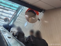 거울이 있었어요?…지하철 몰카 잡는 이것, 시민들은 몰랐다