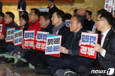 밤샘농성·비상의총 3번…국민의힘, 이동관 탄핵 저지 총력