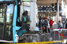 기어 D에 놓고 운전석 이탈했다가…수원역 버스 사고 원인
