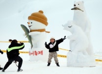 진짜 겨울 맛보려면 평창으로…오대천 얼음낚시 가족 나들이 제철
