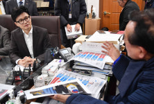 대한노인회 찾은 한동훈 저희가 더 잘하겠다…노인회장 반응은?