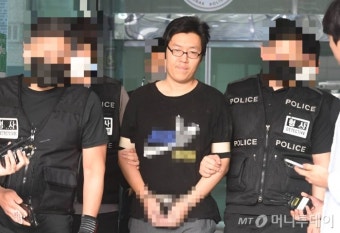 '무기징역' 최윤종, 법정서 삐딱…