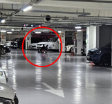사고나면 어쩌려고... 지하주차장서 슝, 아이와 전동카트 탄 남성