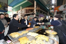 국세청, 설 맞이 전통시장 활성화 동참…실·국장·직원도 구매 행렬