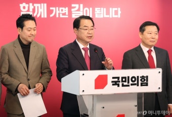 與 '현역' 조정훈·이인선 경선 승리…'5선' 심재철 본선행