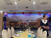 주말만석이래 한국손님도 받는 북한식당…공산당 찬양도[르포]