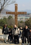 충남 공주 종교유산길 찾은 유인촌..K-산티아고 키운다