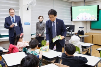 박상우 국토 장관, 늘봄학교 일일강사 참여…교통안전 시범 교육