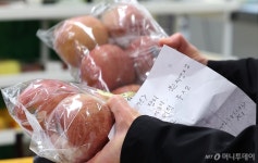 과일값, 여기가 훨씬 싸…고물가에 대형마트 대신 몰려간 곳