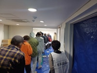 밤새 놀고 투표소 오픈런…대학생들 생애 첫 선거 인증샷 [르포]