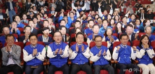 출구조사 범야권 200석 '압승'…주요 격전지 대부분 민주당 우세