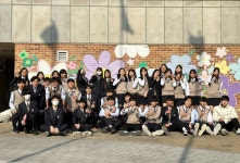 학교 운동장에 56m 초대형 김구 그림, 그린 이유가…[인류애 충전소]