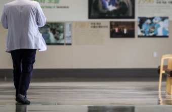 사직하는 교수, 복귀 조짐 없는 전공의…의료개혁특위 불참 선언한 의협