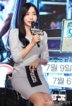 '축구여신' 곽민선 아나운서, 무대 축포 맞고 부상 