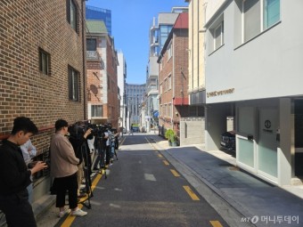 압수수색 소문에 김호중 소속사 앞 '시끌'…분주한 변호사 '침묵'[르포]