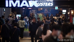 볼 영화가 없어 봤다고?..범죄도시 4000만 관객의 그늘
